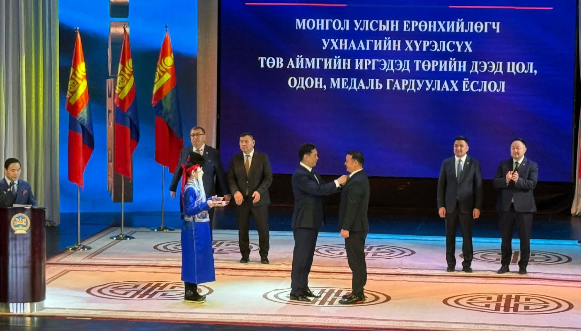 Монгол Улсын Ерөнхийлөгч Төв аймгийн Улсын бүртгэлийн хэлтсийн дарга Н.Энхбатыг ''Хөдөлмөрийн хүндэт медаль''-аар шагнажээ