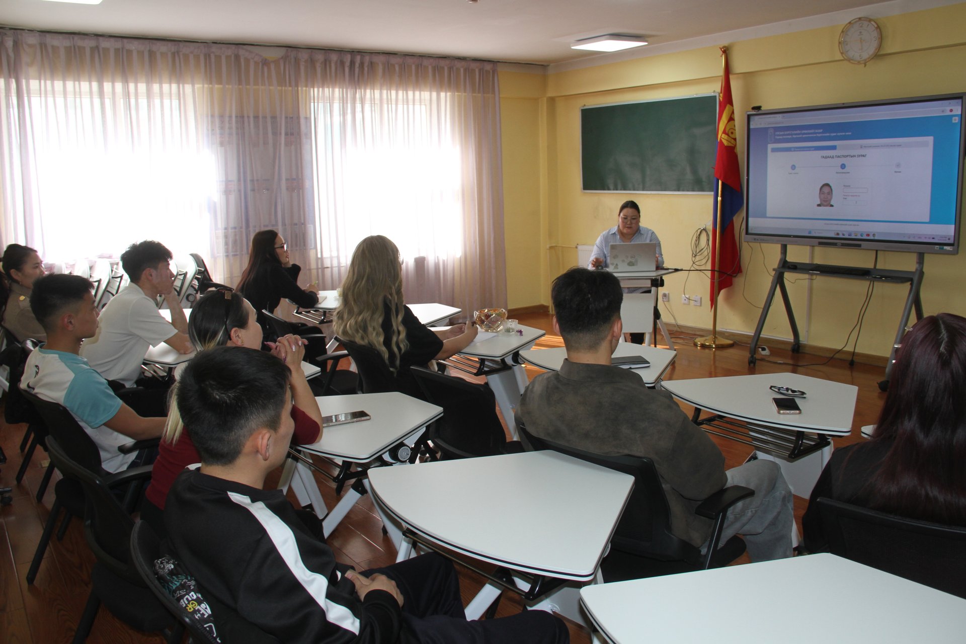 Өмнөговь аймагт гадаад паспорт, иргэний үнэмлэхийн зураг авах үйлчилгээ эрхлэгчдэд сургалт зохион байгууллаа