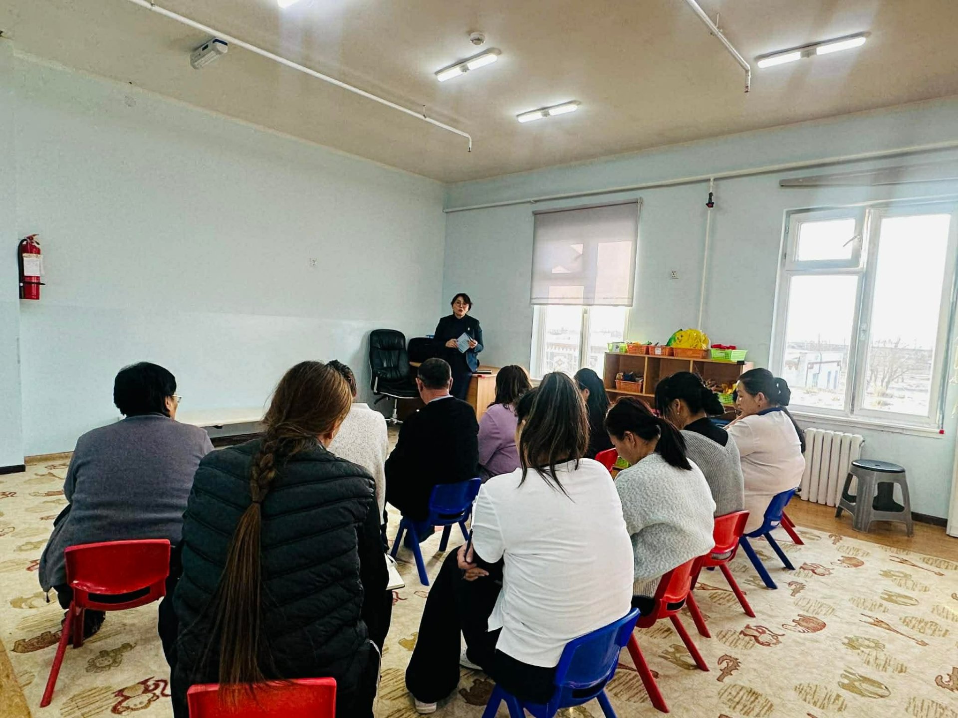 Багахангай дүүргийн улсын бүртгэлийн хэлтэс 207 дугаар цэцэрлэгийн багш, ажилтнуудад мэдээлэл хүргэн ажиллажээ 