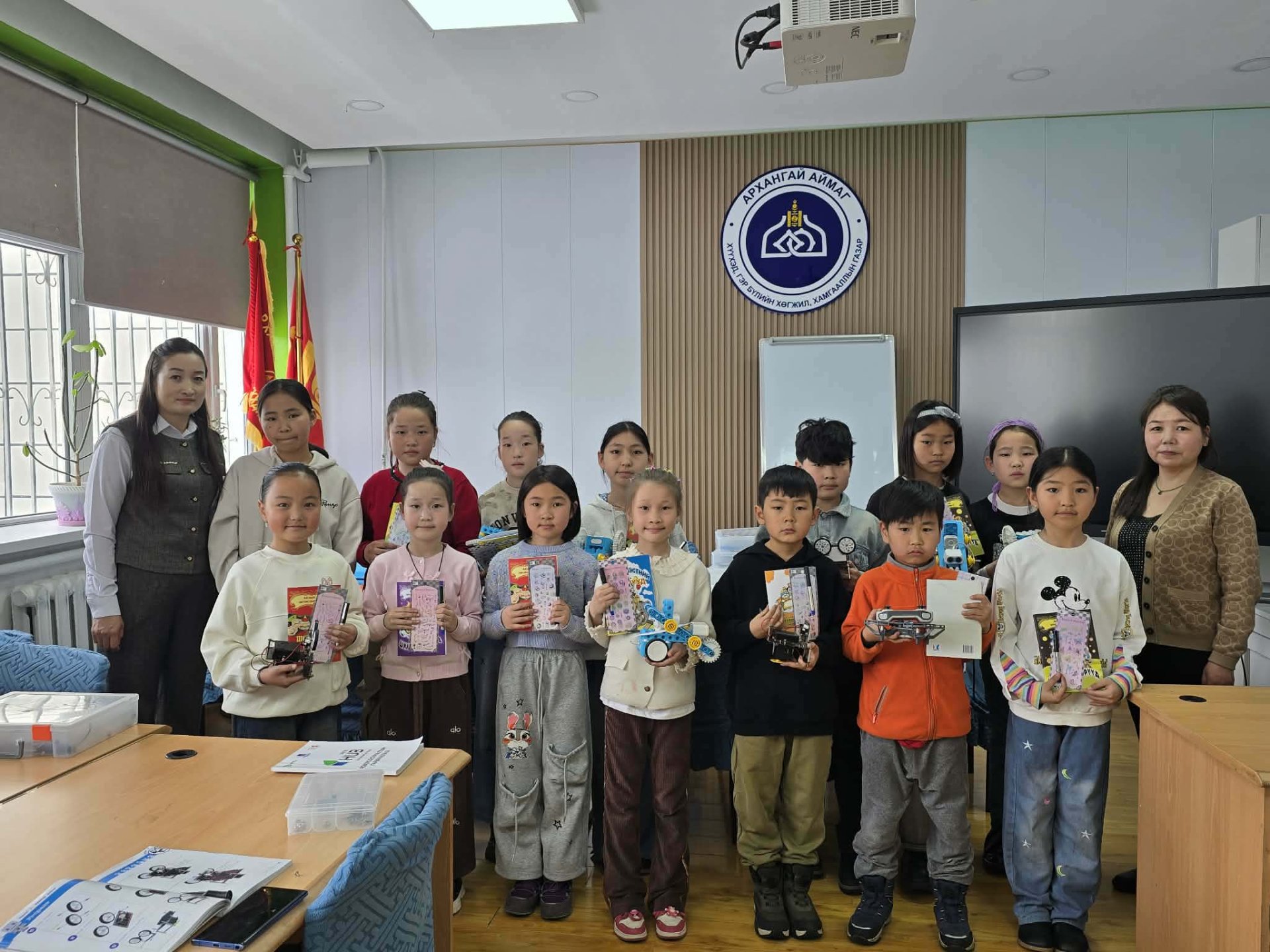 Архангай аймгийн Улсын бүртгэлийн хэлтэс албан хаагчдынхаа хүүхдүүдийг