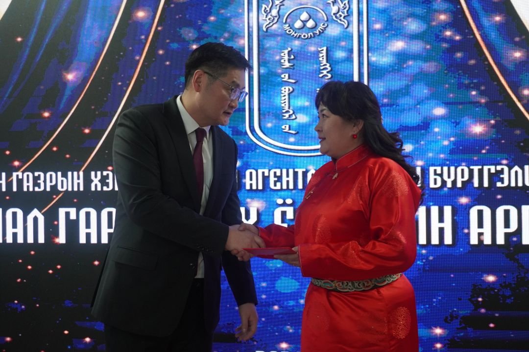 Сар шинийн босгон дээр албан хаагчдыг шагнаж урамшууллаа