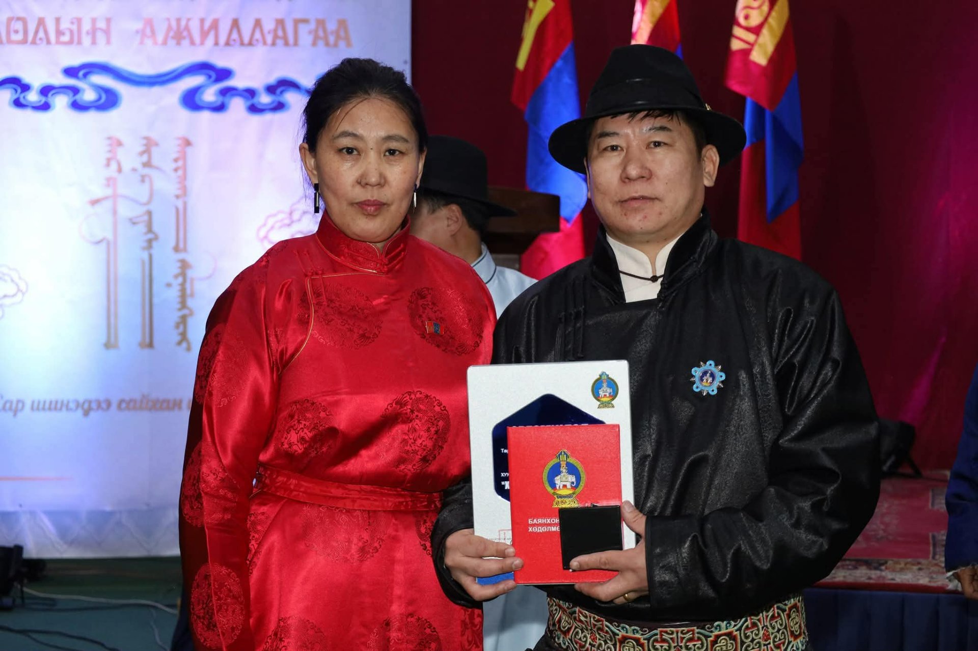 ХӨДӨЛМӨРИЙН АВАРГУУДААР ОВОГЛОХ БИДНИЙ БАХАРХАЛ- АВАРГУУДААРАА ГАНГАРЦГААЯ