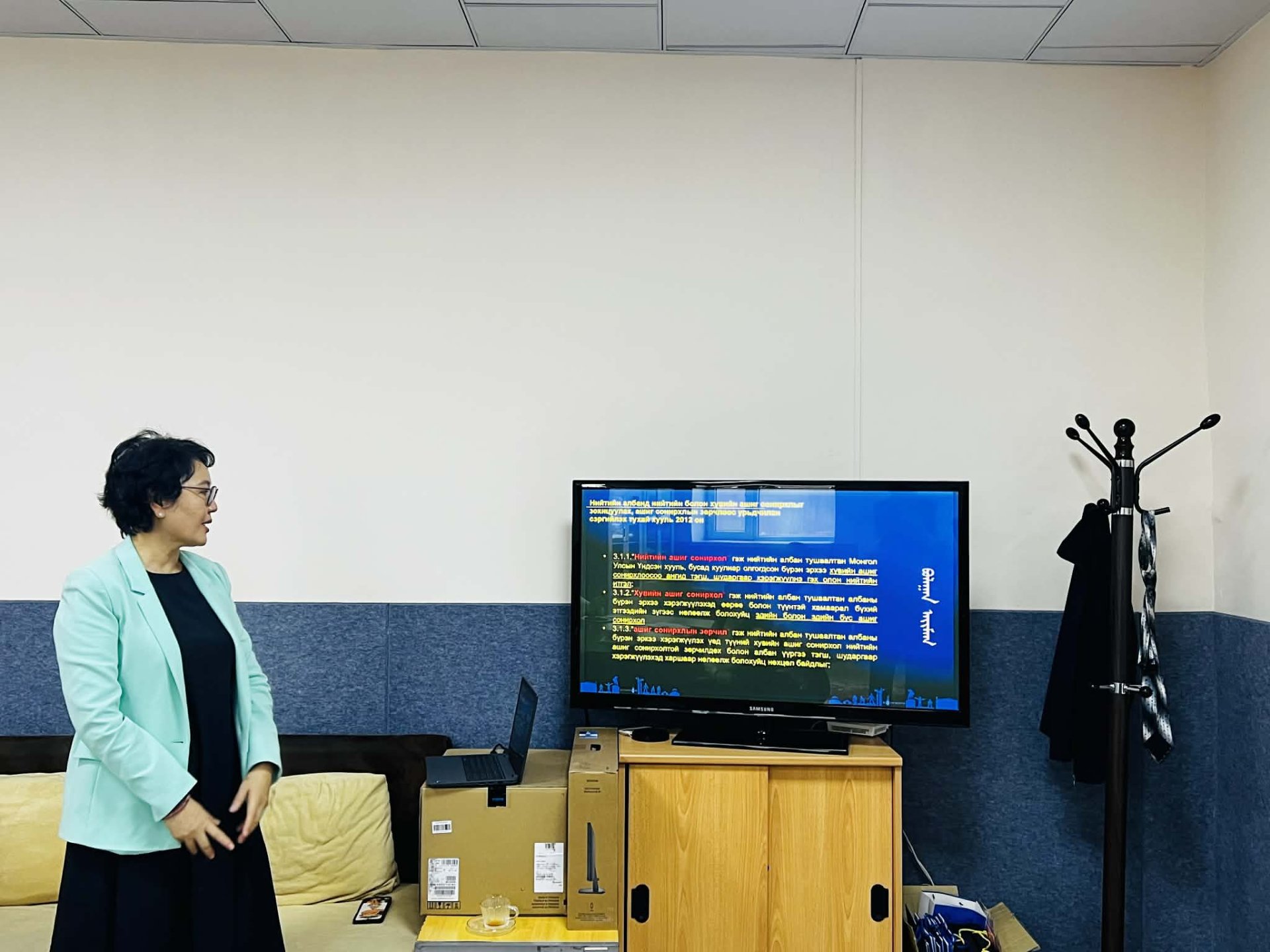 Төрийн албан хаагчдын ёс зүй, хууль эрх зүйн мэдлэгийг нэмэгдүүлэх зорилгоор нийт албан хаагчдыг хамруулсан сургалт зохион байгууллаа.