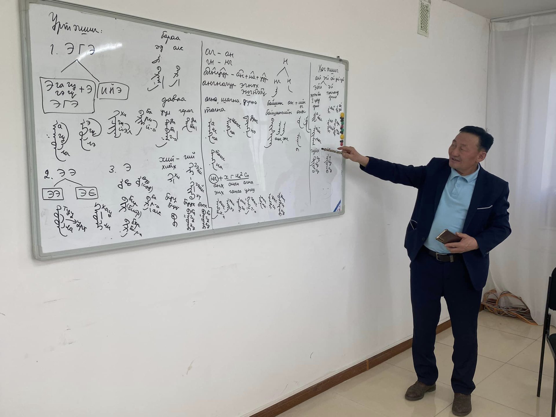 Тус хэлтсийн 2024 оны сургалтын төлөвлөгөөний дагуу монгол бичгийн ээлжит сургалтаар урт болон хос эгшгийн талаар хичээл сургалтыг багш Л.Лоохууз зохион байгуулж байна. 