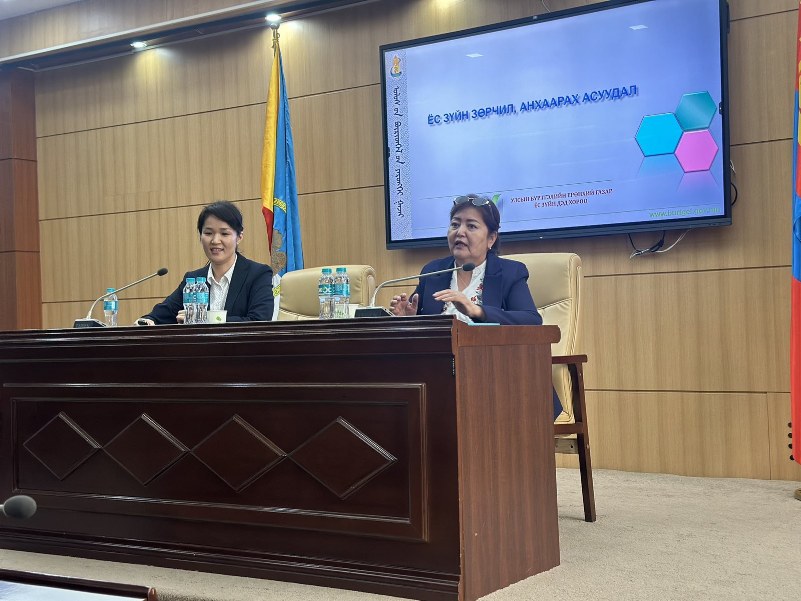 Улсын бүртгэлийн ерөнхий газрын Ёс зүйн дэд хороо дүүргүүдийн бүртгэлийн хэлтэст ажиллаж эхэллээ