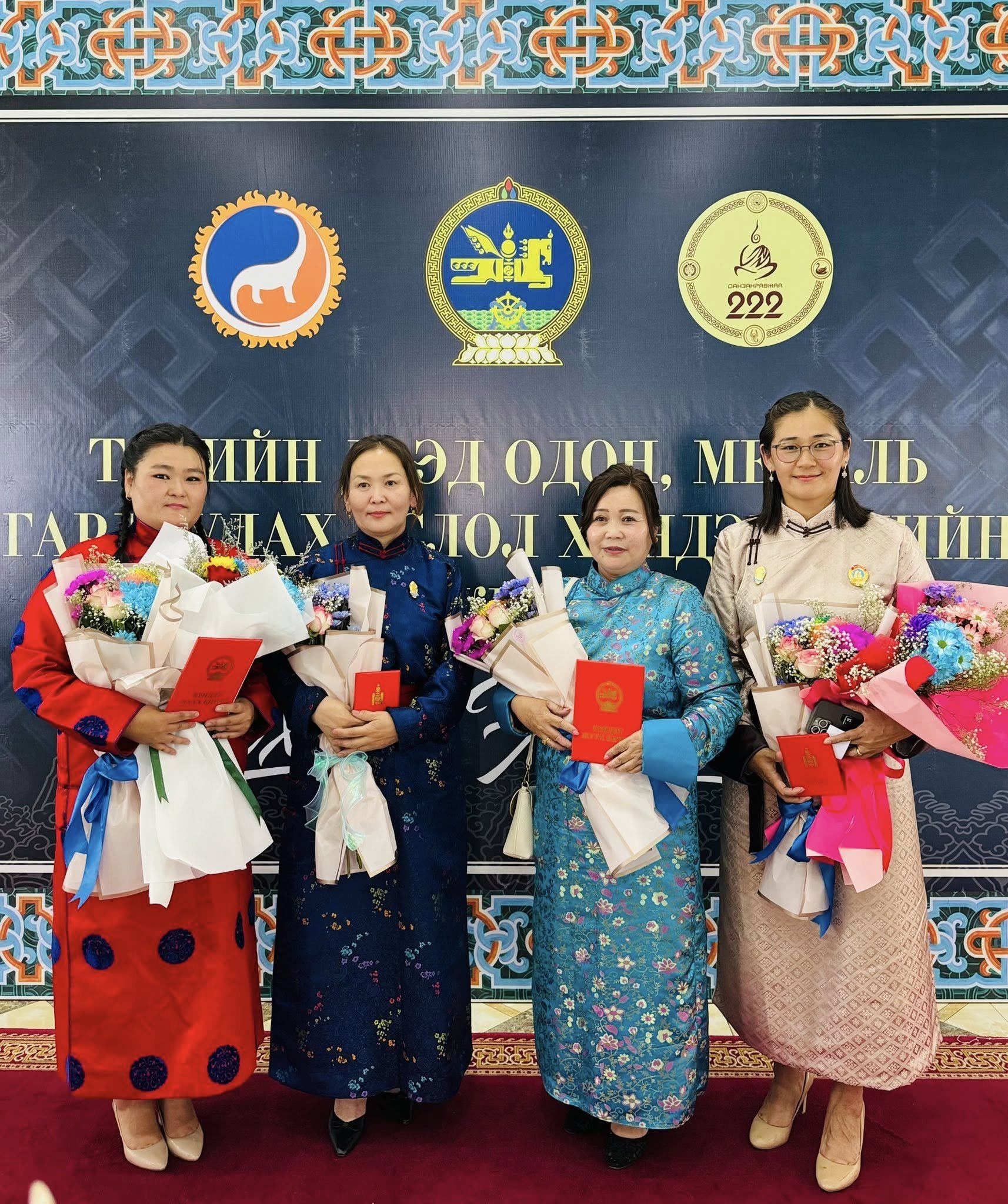 “Улсын бүртгэлийн салбарын ТЭРГҮҮНИЙ ажилтан” цол, тэмдэгээр шагнууллаа