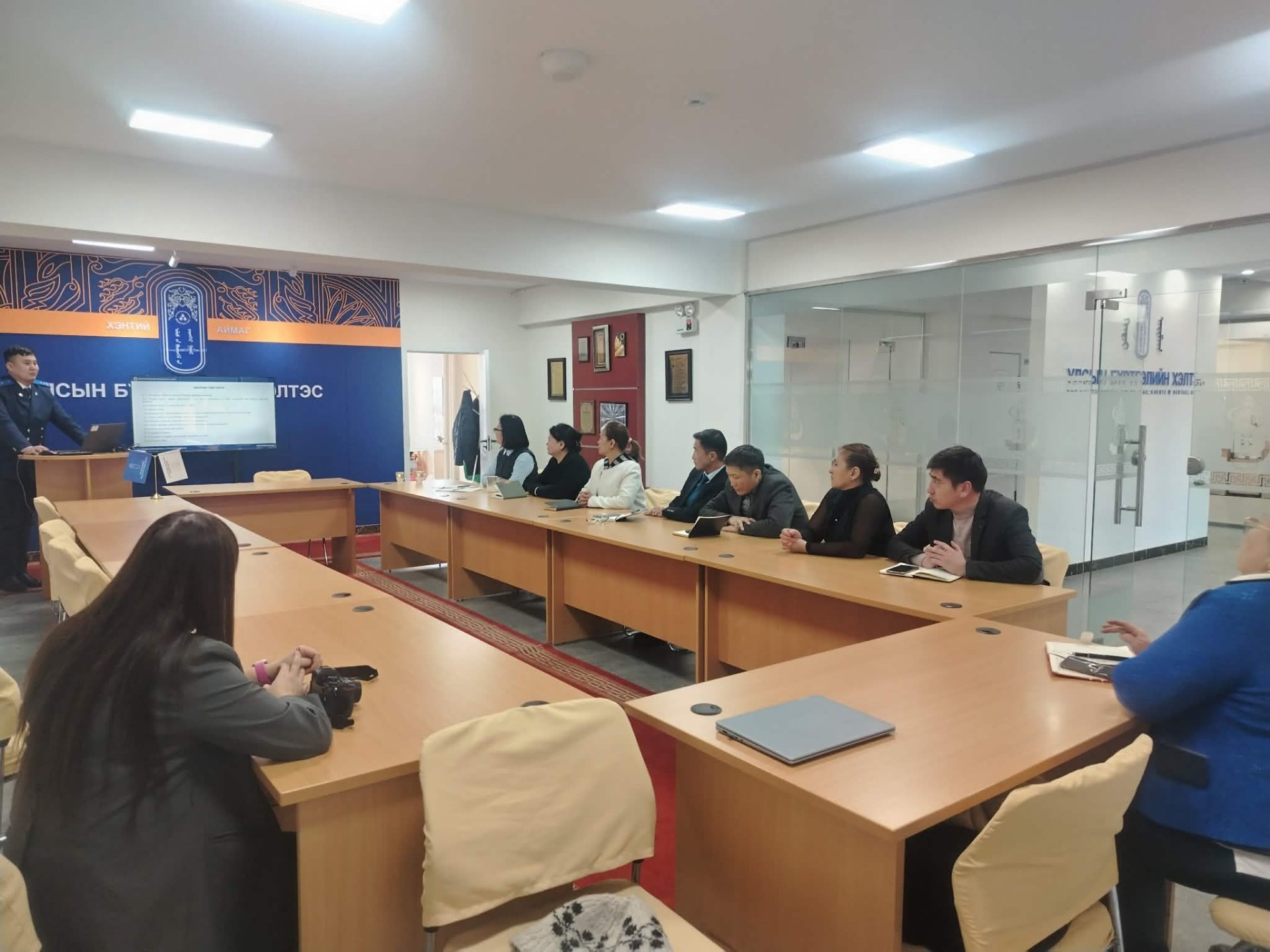 ХЭНТИЙ АЙМГИЙН УЛСЫН БҮРТГЭЛИЙН ХЭЛТСИЙН АЛБАН ХААГЧДАД ХУУЛЬ, ЭРХ ЗҮЙН СУРГАЛТ ЗОХИОН БАЙГУУЛЛАА.